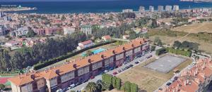 an aerial view of a building with a basketball court at Salinas en el horizonte in Salinas