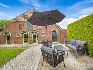 Κήπος έξω από το Farmhouse in Zelhem with Sauna Retreat
