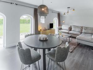 Χώρος καθιστικού στο Farmhouse in Zelhem with Sauna Retreat