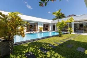 una imagen de una villa con piscina en Soma Villa by Betterplace, en Jimbaran