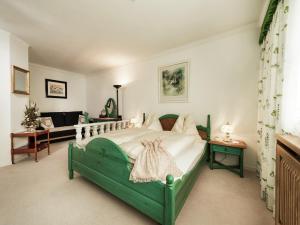 - une chambre avec un lit vert et des draps blancs dans l'établissement Holiday Flat Gastein near Ski Slopes, à Bad Hofgastein 12 autres photos