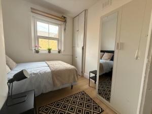 Ένα ή περισσότερα κρεβάτια σε δωμάτιο στο 2 Bedroom Flat with Balcony 15 mins from Central London