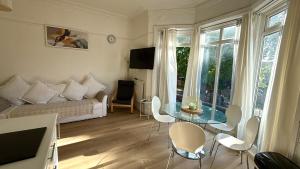 Μια τηλεόραση ή/και κέντρο ψυχαγωγίας στο 2 Bedroom Flat with Balcony 15 mins from Central London