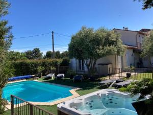 Bazén v ubytování Montbrun Vineyard Escape nebo v jeho okolí