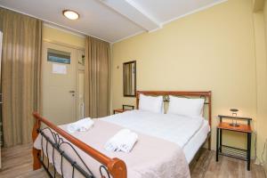 Un dormitorio con una gran cama blanca con toallas. en Hotel Elibo, en Tiflis 31 fotos más
