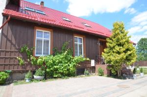 una casa con techo rojo en Agroturystyka Sominy, en Sominy