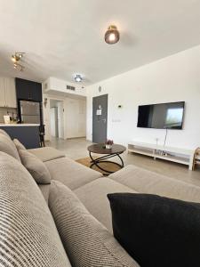 TV a/nebo společenská místnost v ubytování OrYam - Boutique Sea View Apt. 2BD Up to 10 Guests