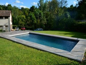 アーゾロにあるModern Farmhouse in Pagnano Italy near Forestの家の庭にあるプール +28枚の写真