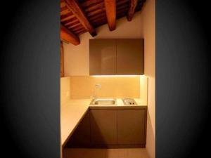 アーゾロにあるModern Farmhouse in Pagnano Italy near Forestのシンクとカウンタートップのあるキッチン