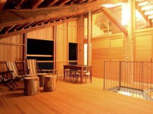 アーゾロにあるModern Farmhouse in Pagnano Italy near Forestの椅子とテーブルとテーブルのある広い部屋