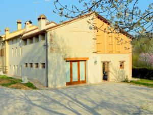 アーゾロにあるModern Farmhouse in Pagnano Italy near Forestの白い大きな建物