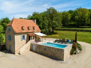 an external view of a house with a swimming pool at Elegant Stay in Thémines in Issendolus