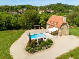 an overhead view of a house with a swimming pool at Elegant Stay in Thémines in Issendolus