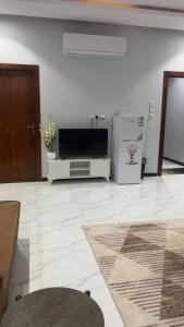 Et tv og/eller underholdning på شقق الفايز + 13 billeder