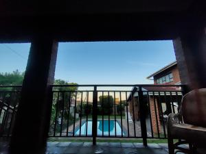 una vista di una piscina da un balcone di Swallows Rest Cottage KZN a Scottburgh