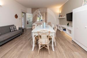 Телевизор и/или развлекательный центр в Villa Giada - Mini Piscina con Idromassaggio By Cala Salento