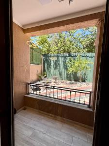 ein Zimmer mit Balkon und Blick auf eine Terrasse in der Unterkunft Apart-hotel RitMati in Tbilisi City