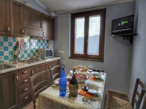 Η κουζίνα ή μικρή κουζίνα στο Country House with swimming pool and garden with Mediterranean plants