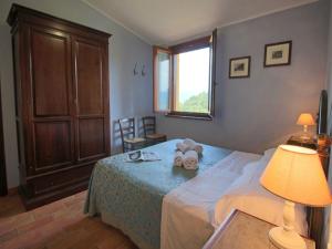 Ένα ή περισσότερα κρεβάτια σε δωμάτιο στο Country House with swimming pool and garden with Mediterranean plants