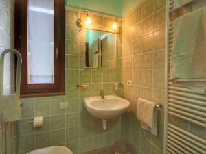 Ένα μπάνιο στο Country House with swimming pool and garden with Mediterranean plants +26 φωτογραφίες