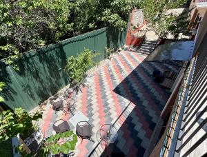 einen Blick über eine Terrasse mit Stühlen und einem Pool in der Unterkunft Apart-hotel RitMati in Tbilisi City