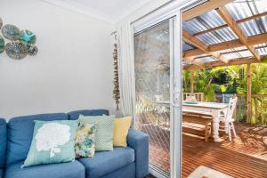Posezení v ubytování Mollymook Beach Cottage + 11 fotografií