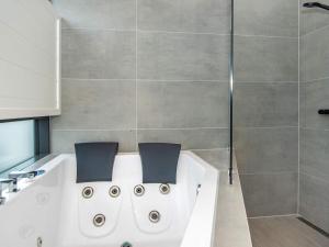 Bilik mandi di 8 person holiday home in Hejls-By Traum