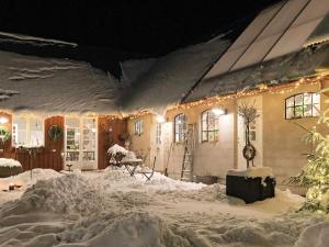 Västrahynにある6 person holiday home in BODAFORSの雪に覆われた家
