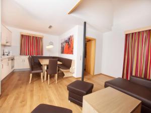 een keuken en woonkamer met een tafel en stoelen bij Apartment in Wald im Pinzgau with Swimming Pool and Views in Wald im Pinzgau