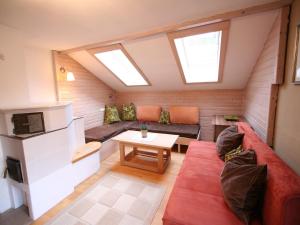 una sala de estar con un sofá y una mesa en Wonderful Apartment in Hopfgarten im Brixental with Parking, en Hopfgarten im Brixental