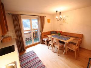 Un comedor con mesa y sillas y una ventana. en Wonderful Apartment in Hopfgarten im Brixental with Parking, en Hopfgarten im Brixental