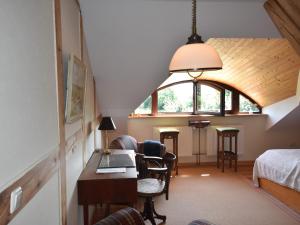 une chambre avec un lit, un bureau et une fenêtre dans l'établissement Rustic-style Apartment in Buschenhagen with Garden, à Buschenhagen