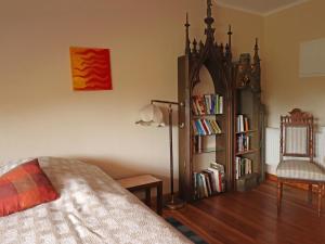 - une chambre avec un lit et une étagère avec des livres dans l'établissement Rustic-style Apartment in Buschenhagen with Garden, à Buschenhagen 88 autres photos