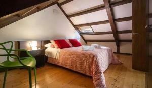 una camera da letto con un letto e una sedia verde di APTOS SOLAINA O PINDO a O Pindo