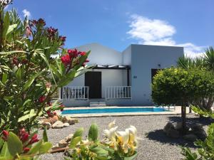 Бассейн в Cozy Villa with Pool and Parasol in Kirianna или поблизости