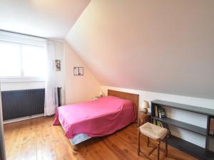 ein Schlafzimmer mit einem rosa Bett und einem Fenster in der Unterkunft Saint-Germain Beach Bliss in Saint-Germain-sur-Ay