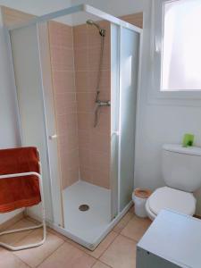 ein Badezimmer mit Dusche und Toilette in der Unterkunft Mini Villa 200 m de la plage in Cervione