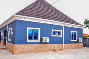 FiliAtinuke Apartments的蓝色房子,有黑色屋顶