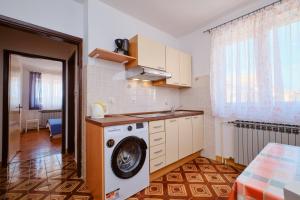 cocina con lavadora en una habitación en House Ruzica, en Mali Lošinj