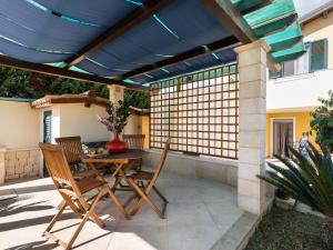 Αίθριο ή υπαίθριος χώρος στο Flat near the sea with air conditioning and patio