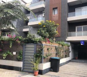 Un edificio con plantas a los lados. en Modern chic rooftop studio, en Sheikh Zayed