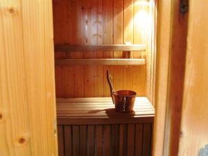 una piccola sauna con secchio su una mensola di Luxury gite with sauna in Baugnez Malmedy ad Arimont Altre 58 foto