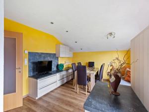 Η κουζίνα ή μικρή κουζίνα στο Sunlit Apartment near Ski Area in Hollersbach im Pinzgau