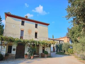 a building with vines growing on the side of it at Attractive apartment in old farmhouse on the estate with pool in Umbertide