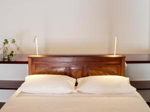 A bed or beds in a room at Casa do Caniço