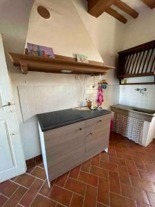 PrataにあるAntica casa nel borgo medievale di Prataのシンクとカウンタートップのあるキッチン