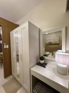 a room with a desk with a mirror and a bed at RED LUXE HAVEN Comfy stay, Netflix and Fast WiFi Ready in Manila