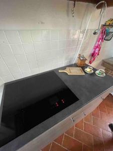 PrataにあるAntica casa nel borgo medievale di Prataのキッチンカウンタートップ(黒いカウンタートップ付) +41枚の写真