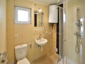 ein Badezimmer mit Toilette, Waschbecken und Dusche in der Unterkunft Holiday resort with Pool, Whirlpool, Sauna, Ustronie Morskie in Ustronie Morskie