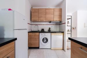 a kitchen with a washing machine and a washer at Le Refuge Toulousain - Proche Aéroport in Toulouse +7 photos